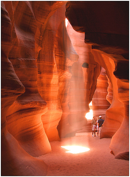 Menschen im Antelope Canyon (Waiting for the Beam)