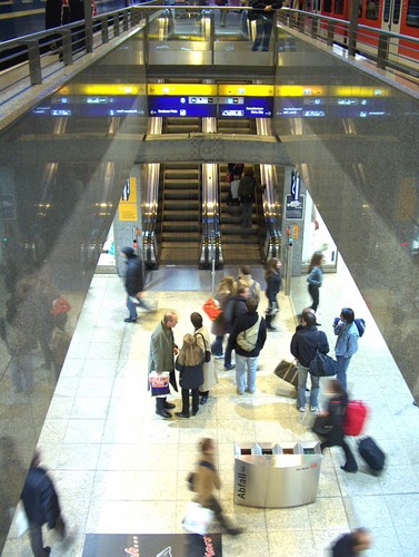 Menschen im Bahnhof 2