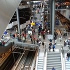 menschen im bahnhof