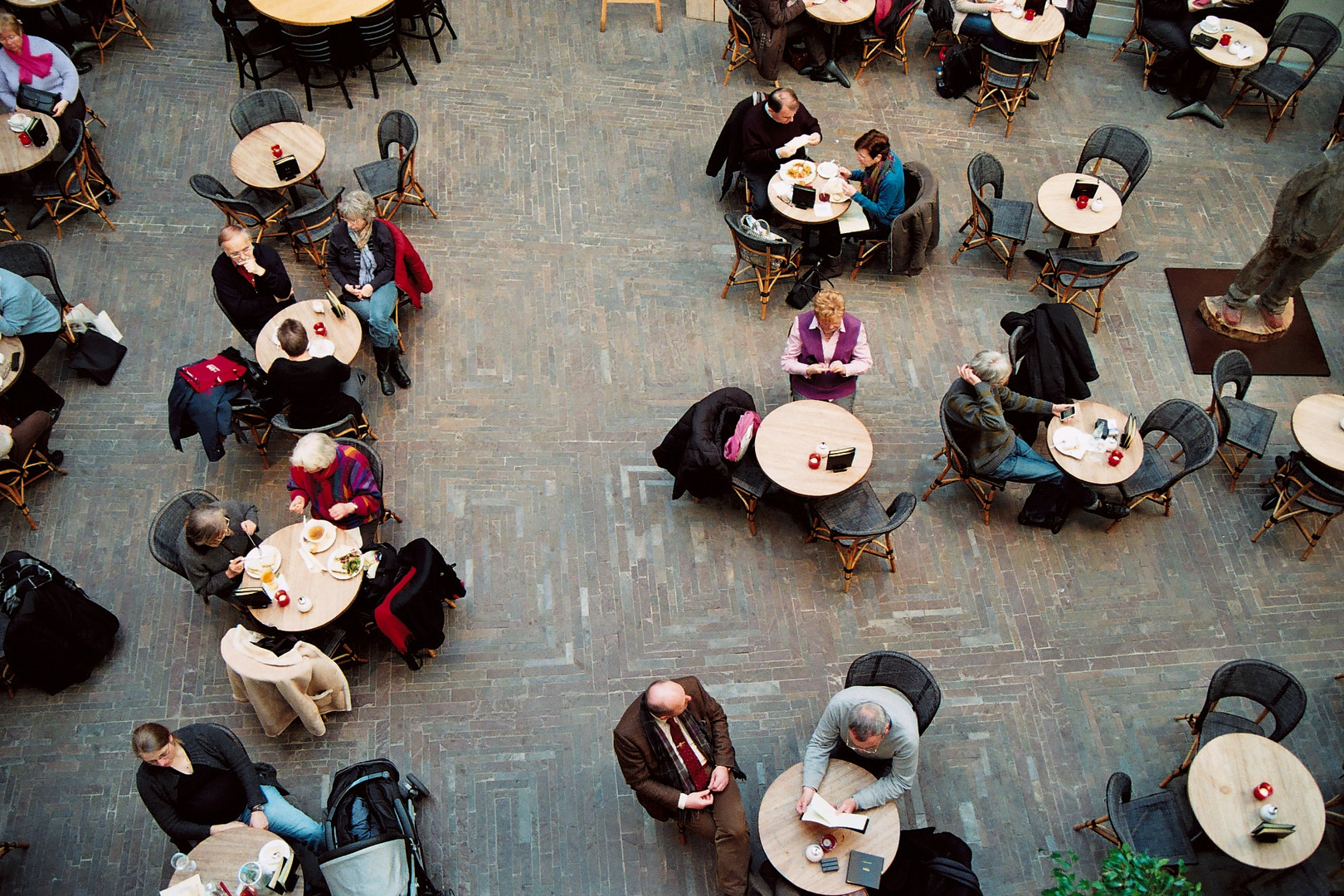 [Menschen im Café]