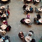 [Menschen im Café]