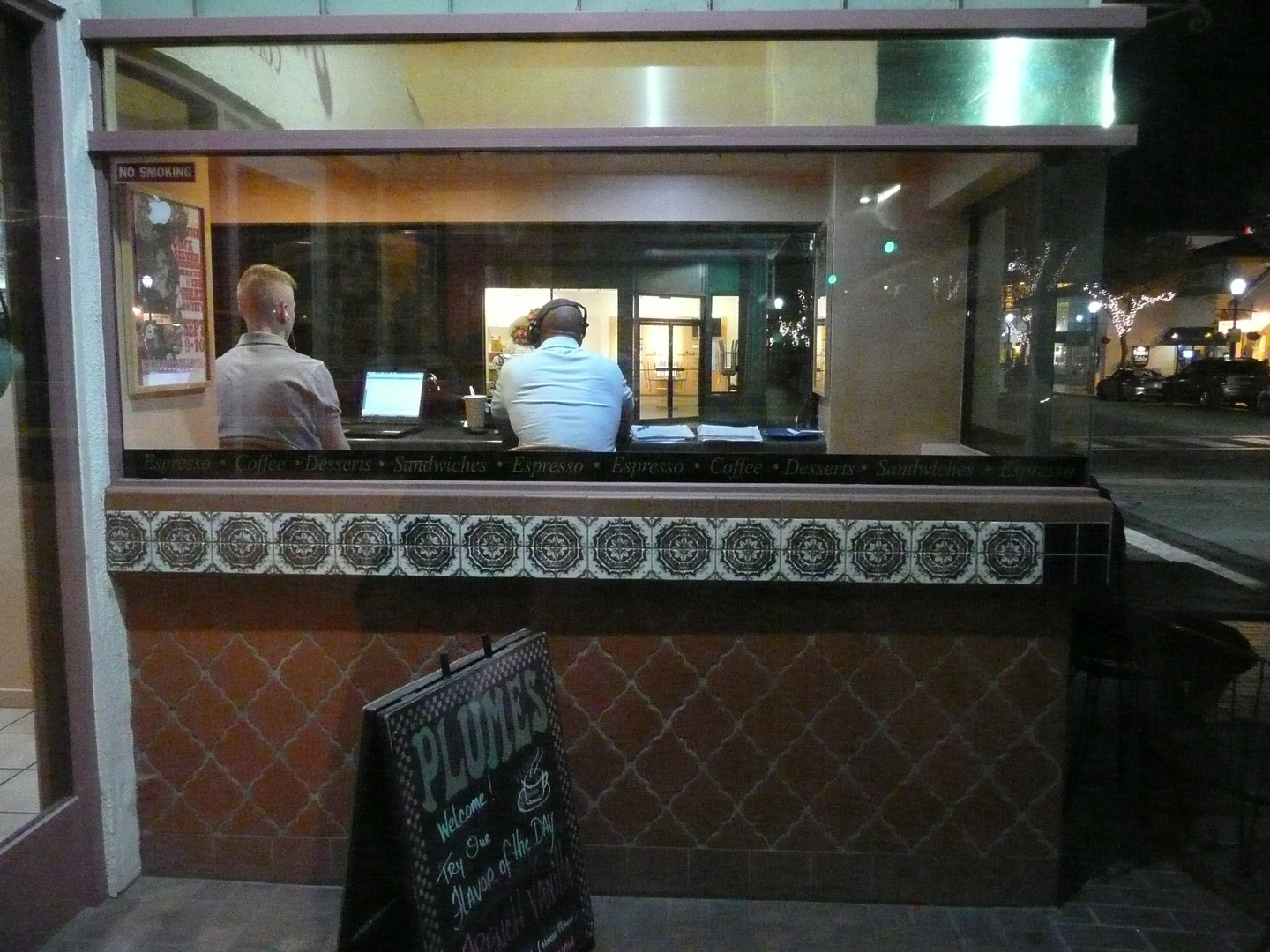Menschen im Café in Monterey - erinnert mich an Edward Hopper