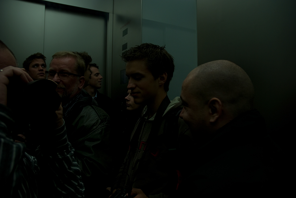 Menschen im Fahrstuhl