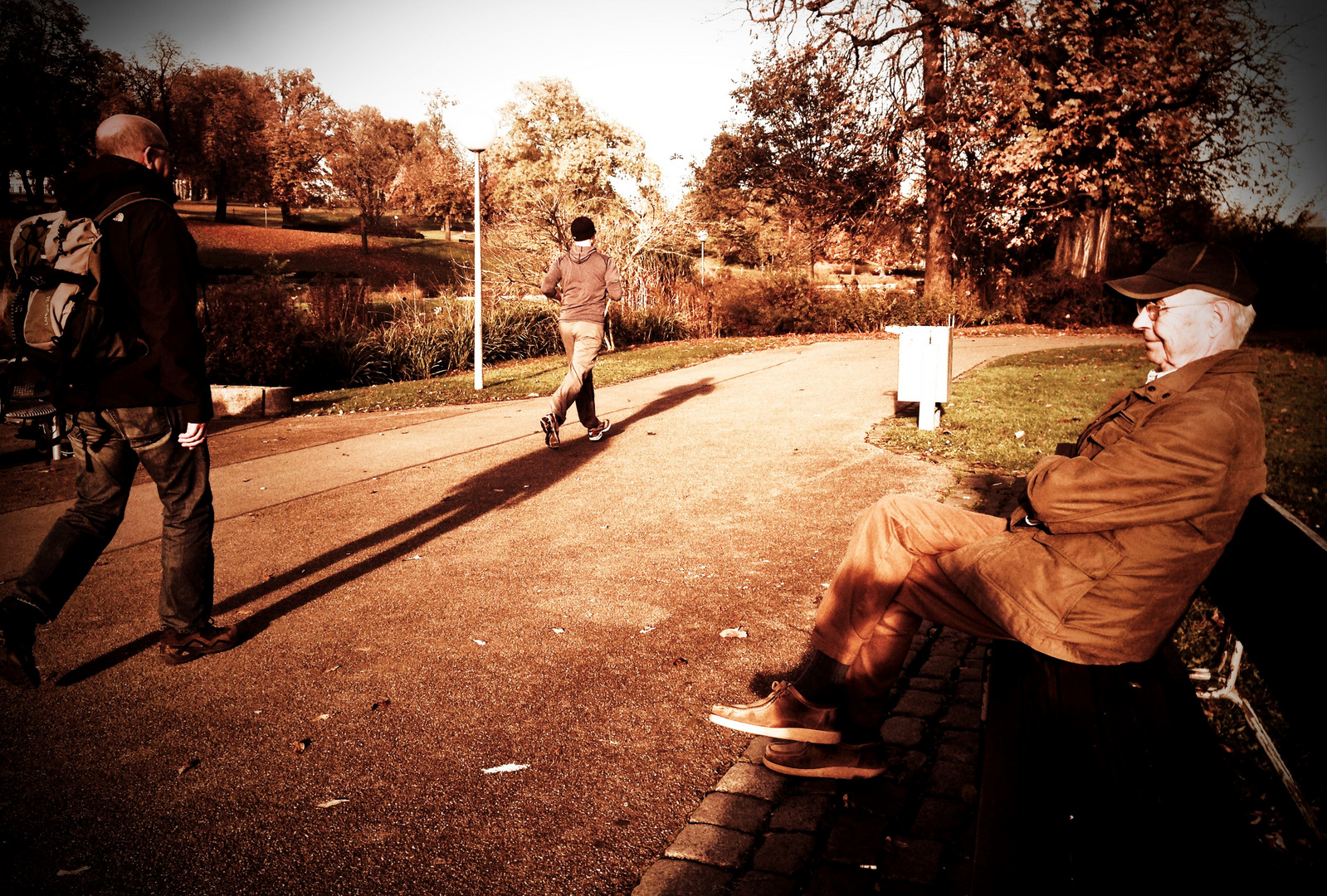 Menschen im herbstlichen Rosensteinpark