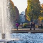 Menschen im Herbstpark