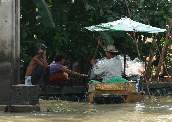 Menschen im Klong Om 1 (Bangkok)