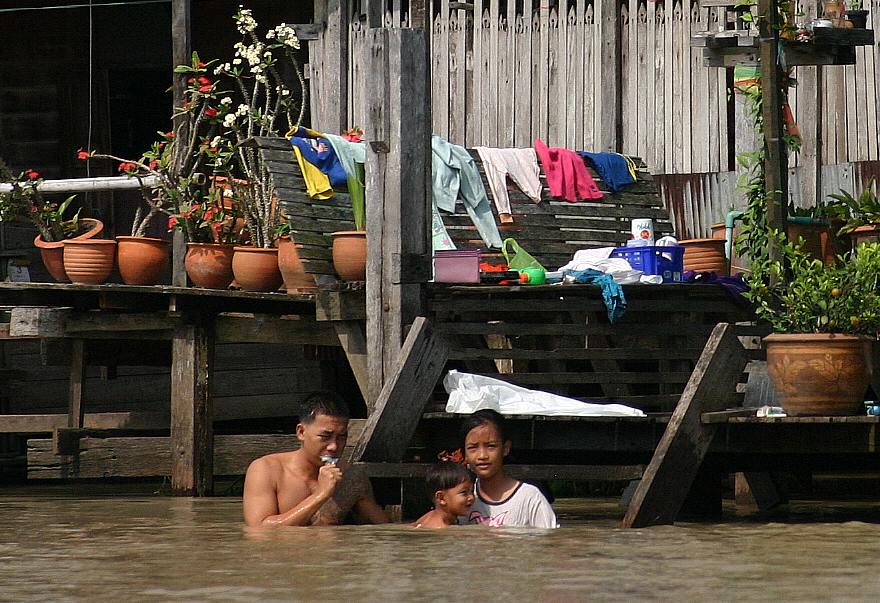 Menschen im Klong Om 2 (Bangkok)