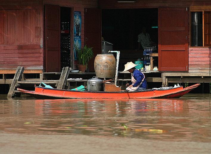 Menschen im Klong Om 3 (Bangkok)