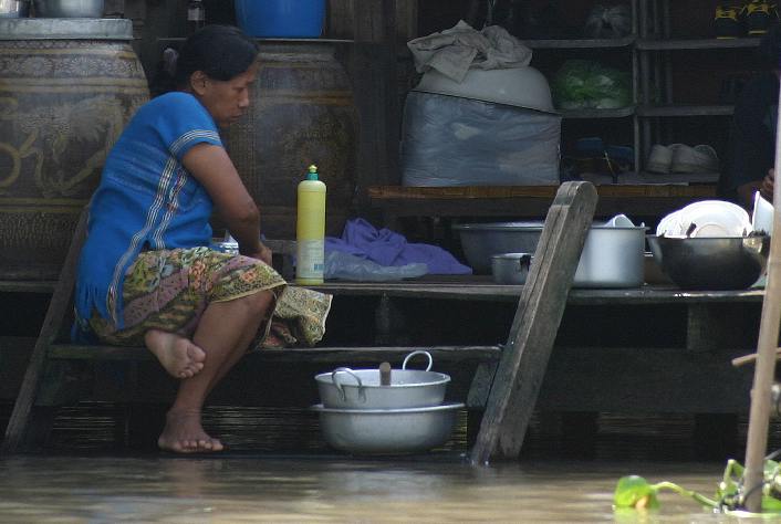 Menschen im Klong Om 4 (Bangkok)