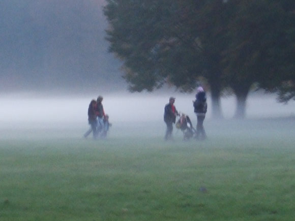 Menschen im Nebel