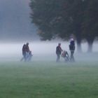 Menschen im Nebel