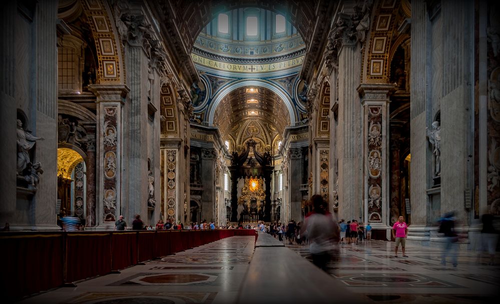 Menschen im Petersdom