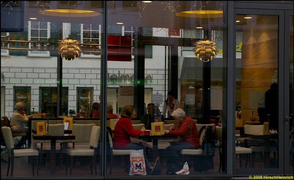 Menschen im Schaufenster