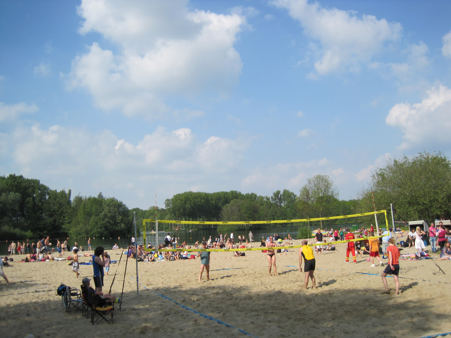 Menschen im Strandbad Alberssee