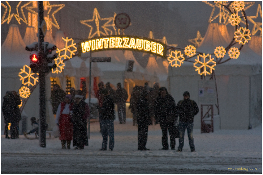 Menschen im Winterzauber