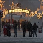 Menschen im Winterzauber