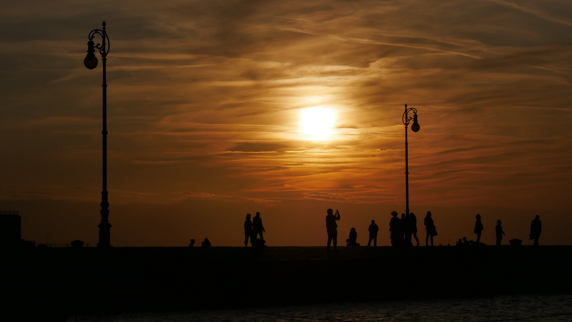 Menschen in der Abendsonne