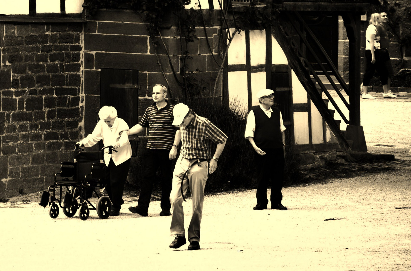 Menschen in der Klosteranlage,  oder manchmal hält der Gürtel nicht was er verspricht...