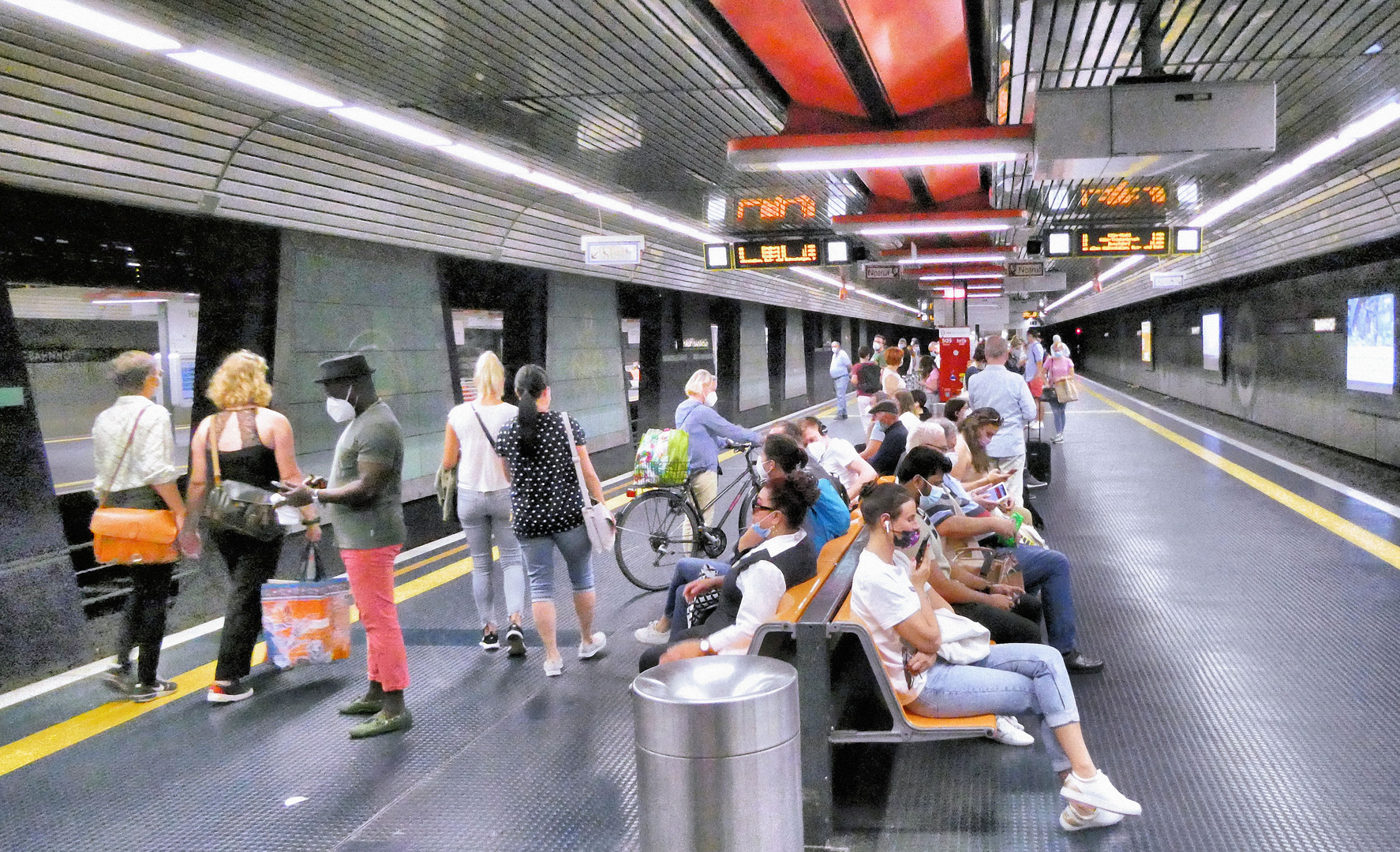 Menschen in der U-Bahn-Station