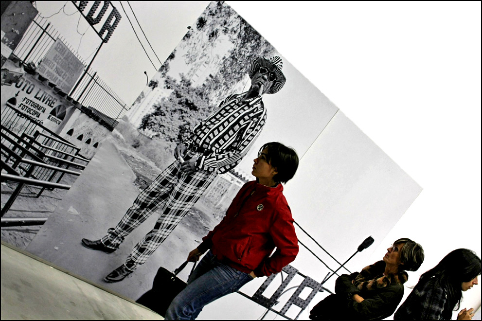 menschen in einer ausstellung [venedig biennale 2007]