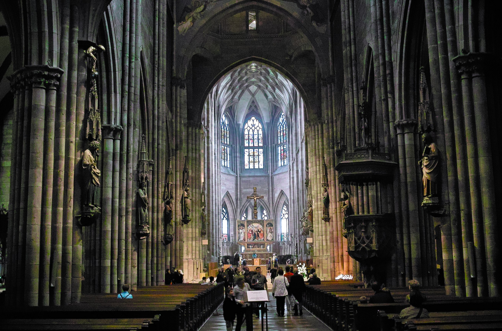 Menschen in einer großen Kathedrale