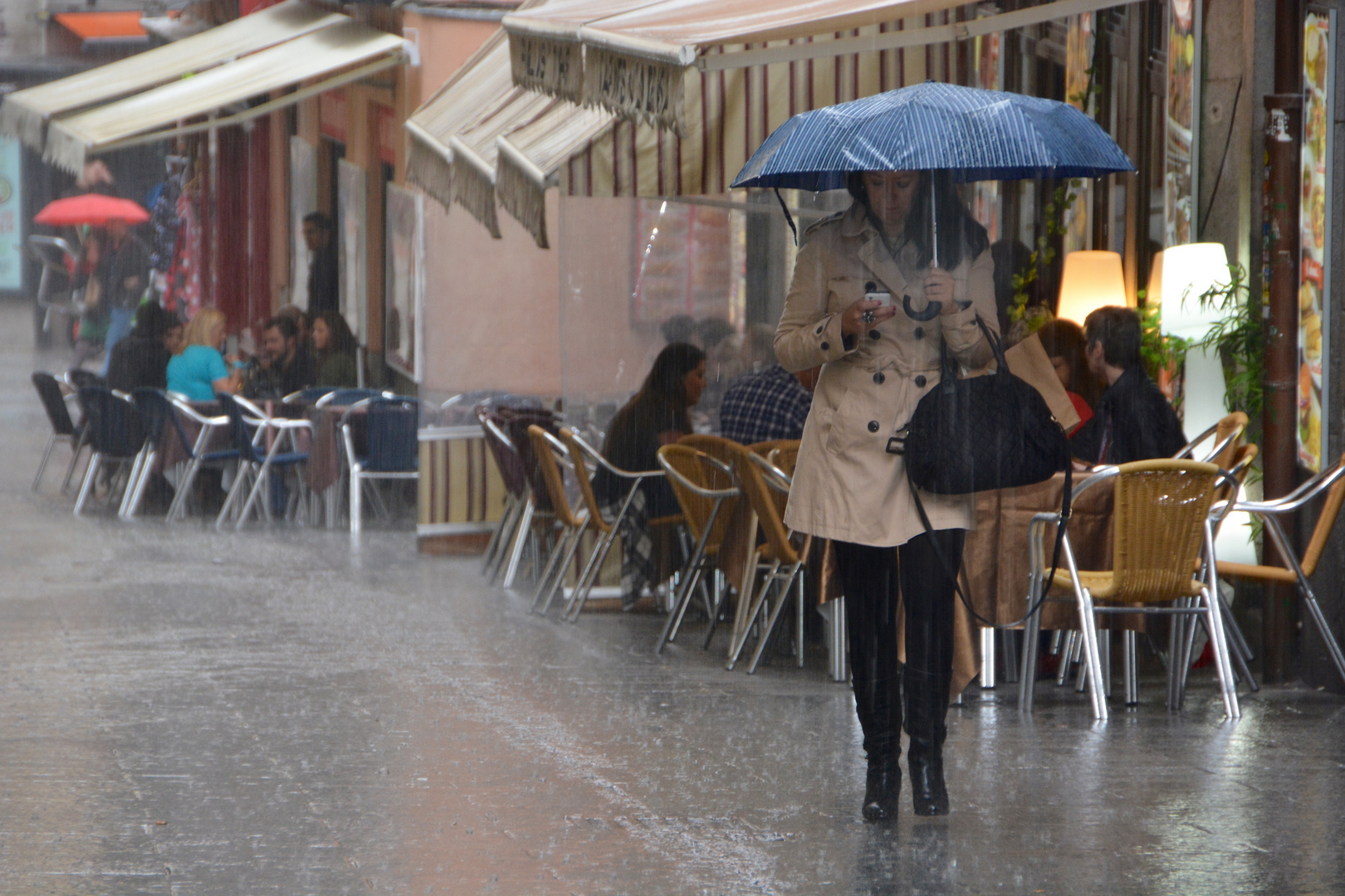 Menschen in Madrid - Regen