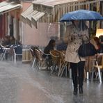 Menschen in Madrid - Regen