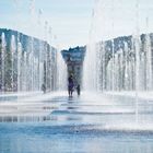 Menschen in Wasser-Fontänen