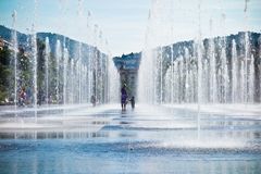 Menschen in Wasser-Fontänen