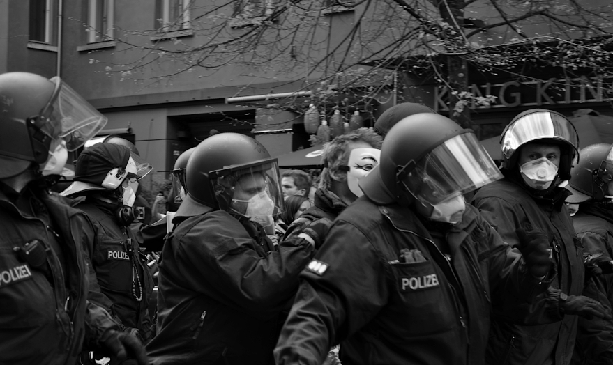 menschen in zeiten von corona - festnahme