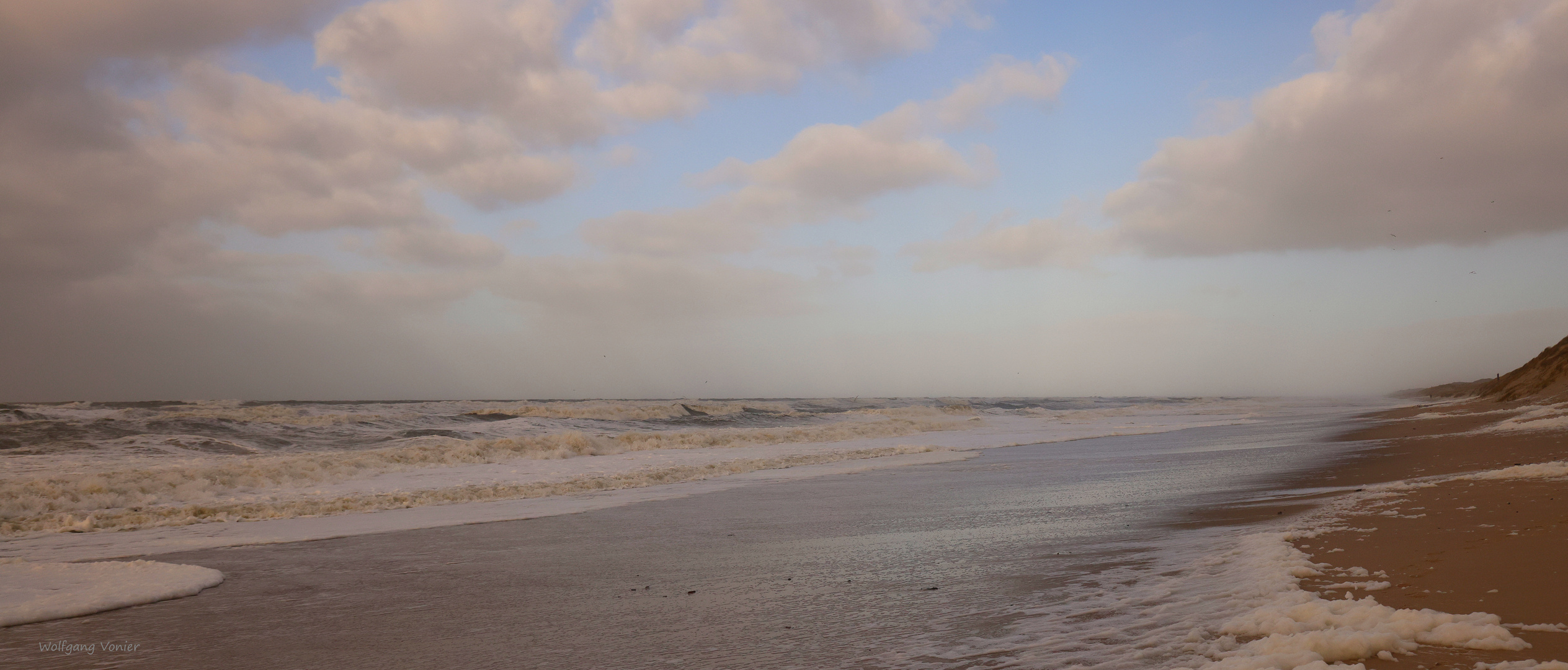 Menschen leerer Strand, Meer und Dünen