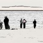 menschen mit fahrrad am strand ...