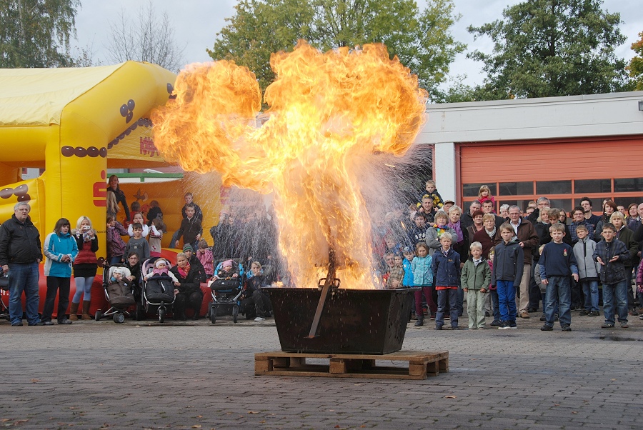 Menschen sehen zu: Beim Feuerwehrtag in HÖXTER