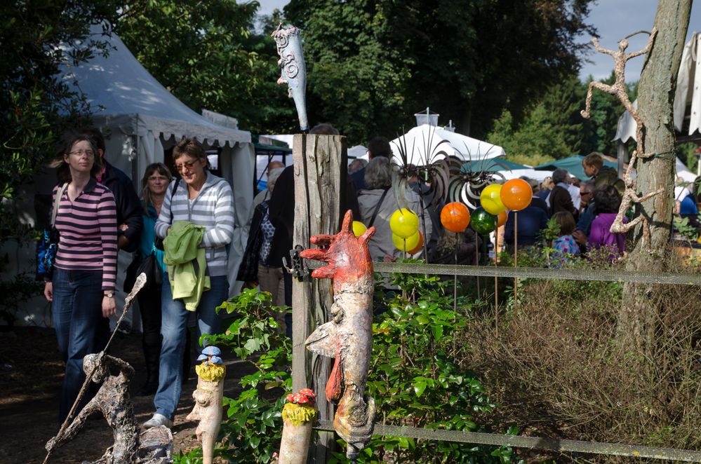 Menschen spazieren durch den Park