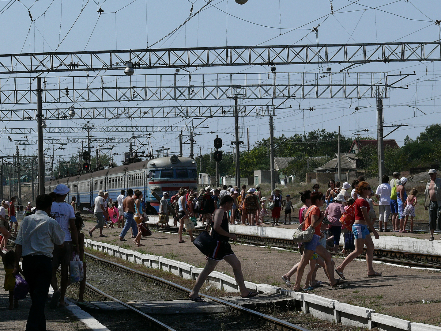 Menschen und die Bahn im Güterbahnhof Jewpatorija/Krim