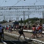 Menschen und die Bahn im Güterbahnhof Jewpatorija/Krim