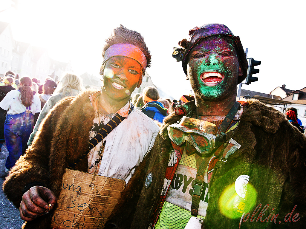 Menschen und die Sonne lachen