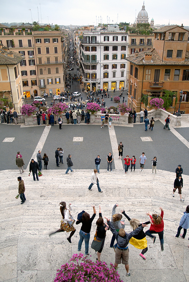 Menschen und Leben auf der Spanischen Treppe in Rom