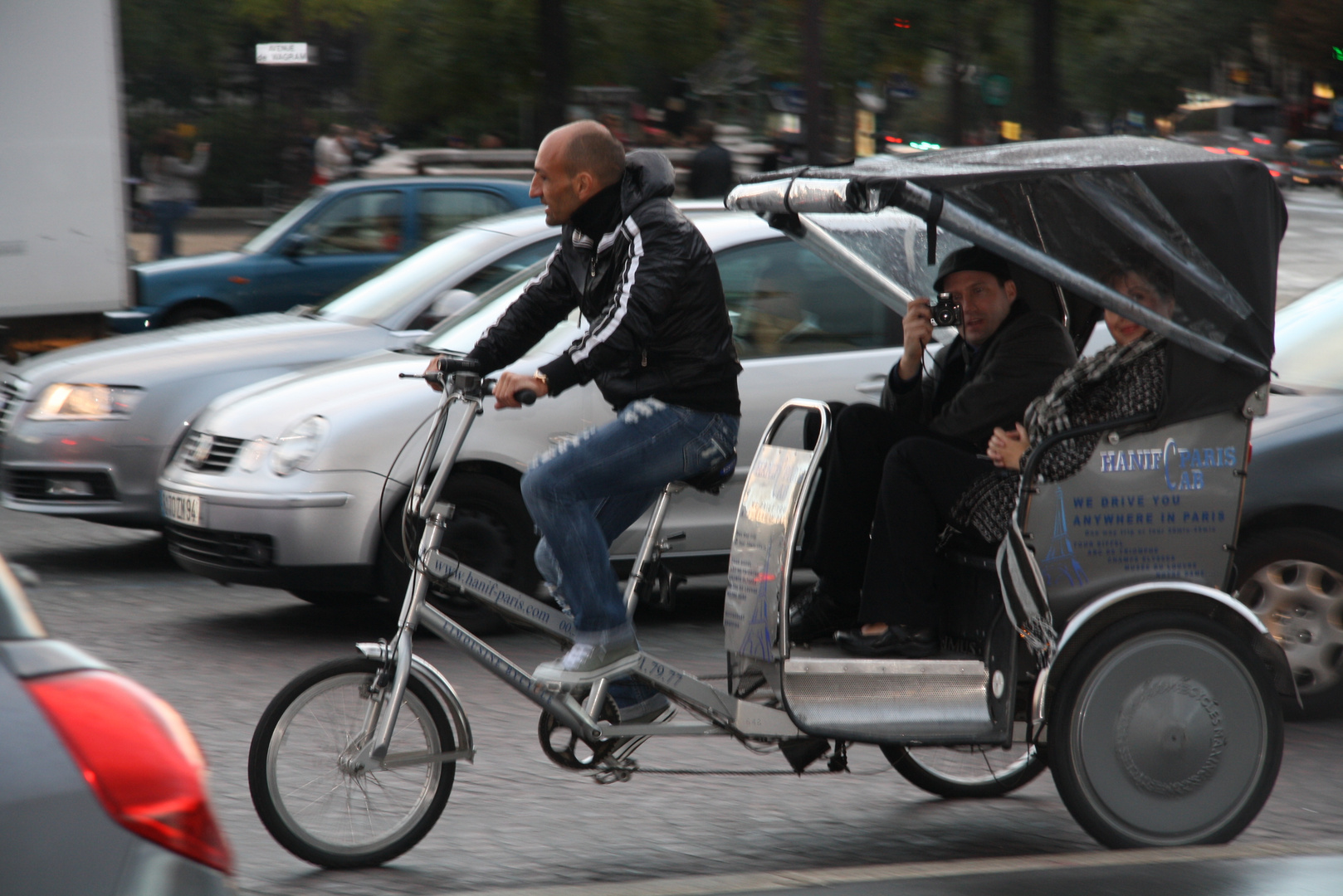 Menschen unterwegs in Paris... -