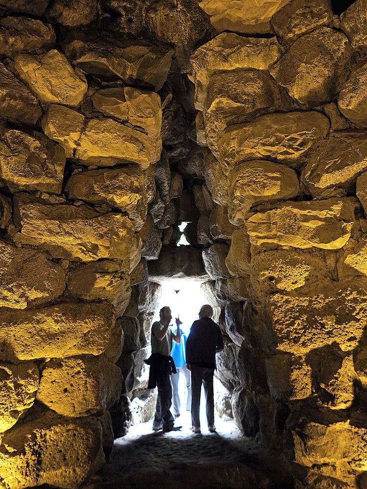 Menschen von heute in Mauern von vor 3000 Jahren / Gente di oggi nei muri da 3000 anni fa