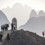 Menschen vor Bergen egypt 