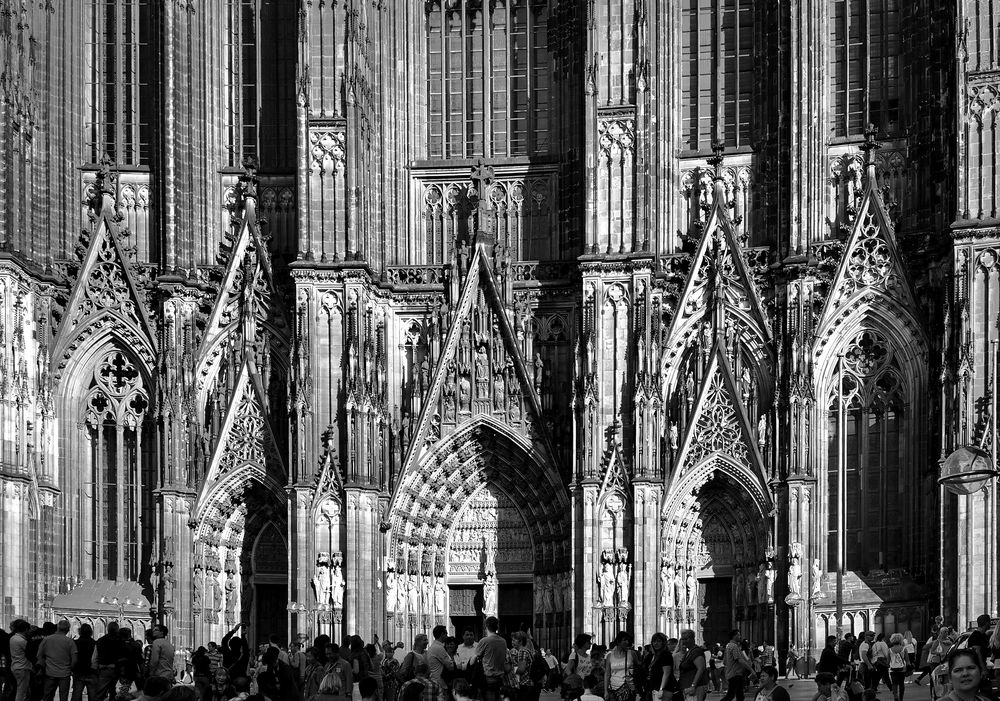 Menschen vor dem Kölner-Dom