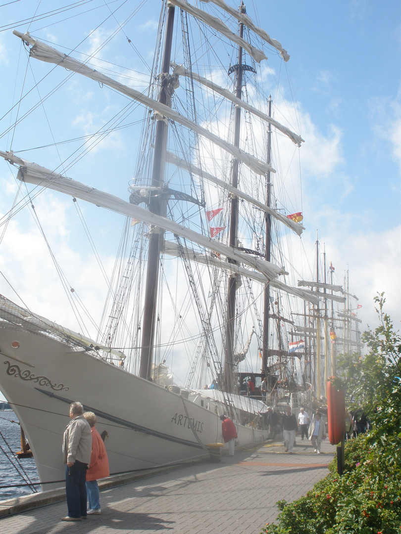 Menschen vor dem Segelschiff