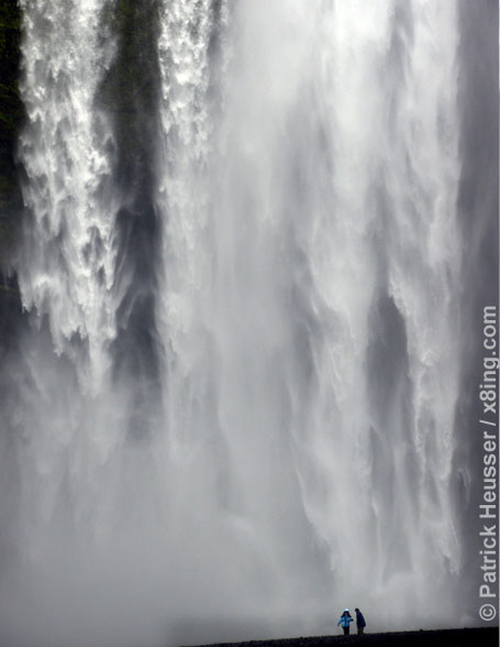 Menschen wirken klein vor Skogafoss