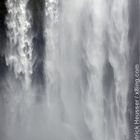 Menschen wirken klein vor Skogafoss