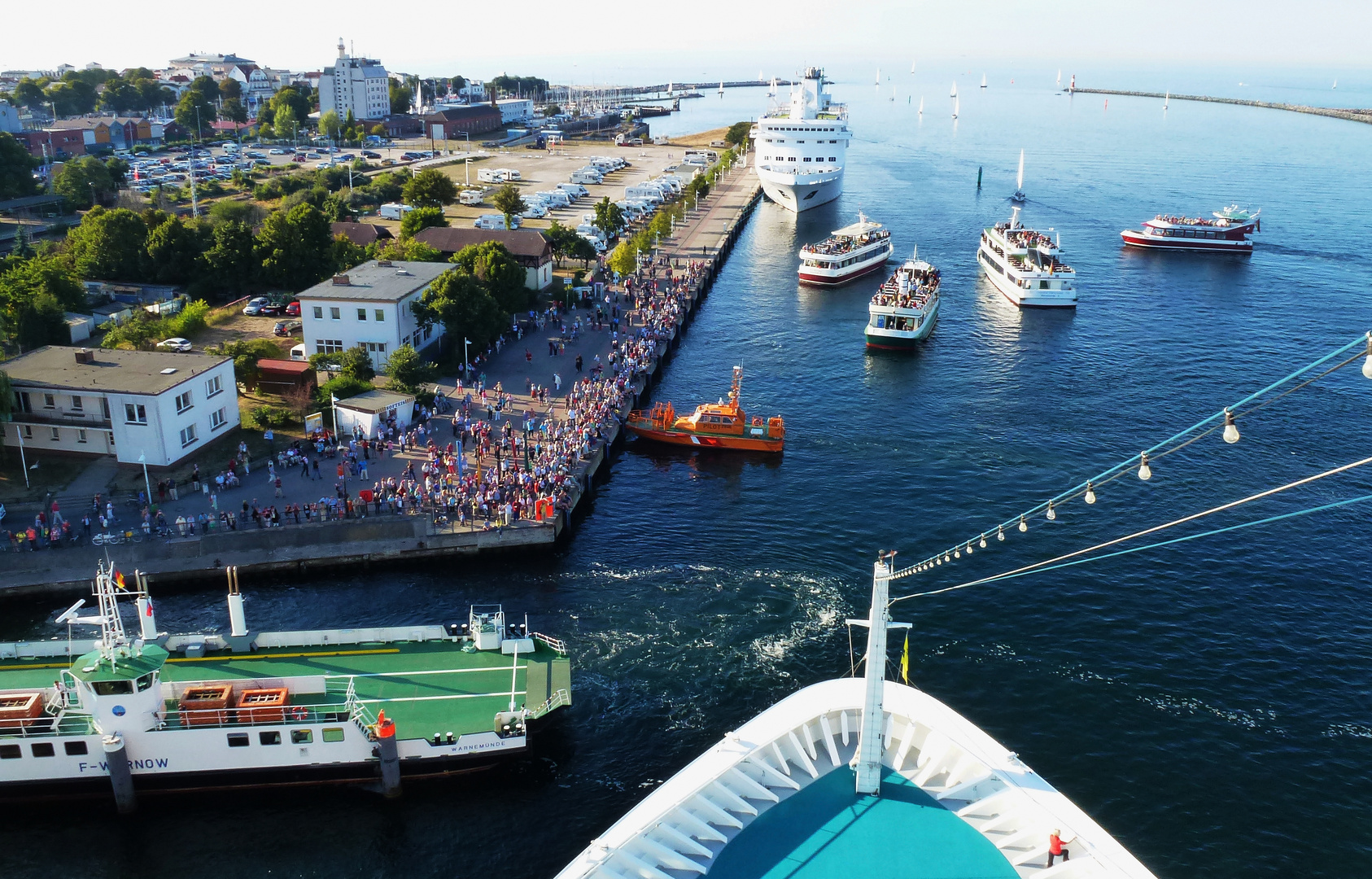 Menschenansammlungen beim Auslaufen unseren Kreuzfahrtschiffes ...