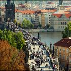 Menschengetümmel auf der Karlsbrücke