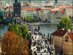 Menschengetümmel auf der Karlsbrücke