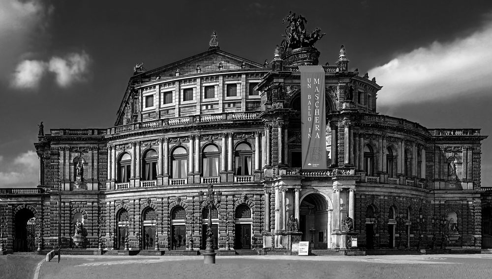 Menschenleer ..... Semperoper