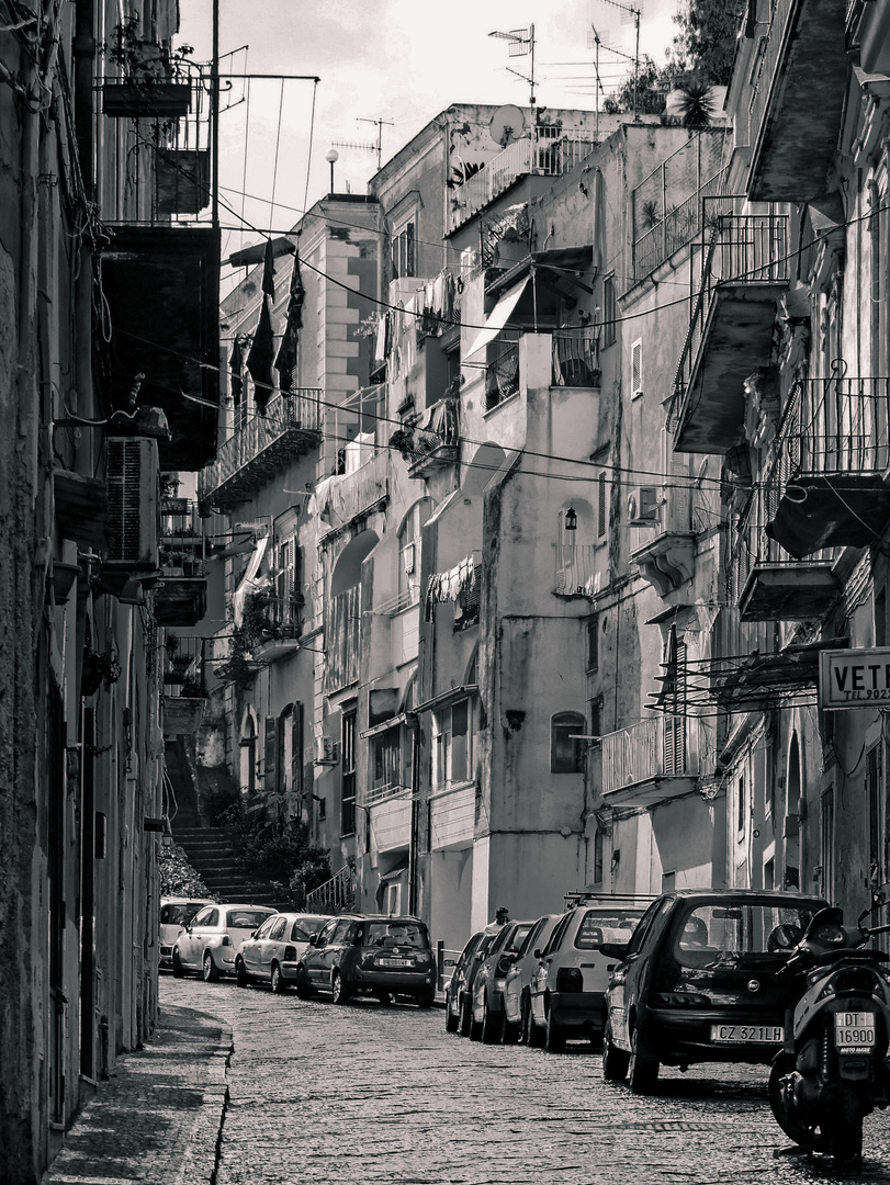 Menschenleere Gasse in Ischia Porto